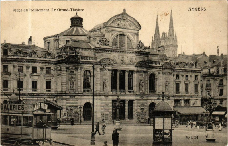 Carte postale ancienne Angers - Plece du Ralliement. Le Grand-Théatre à Angers