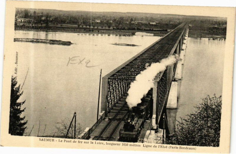 Carte postale ancienne Saumur - Le pont de fer sur la Loire à Saumur