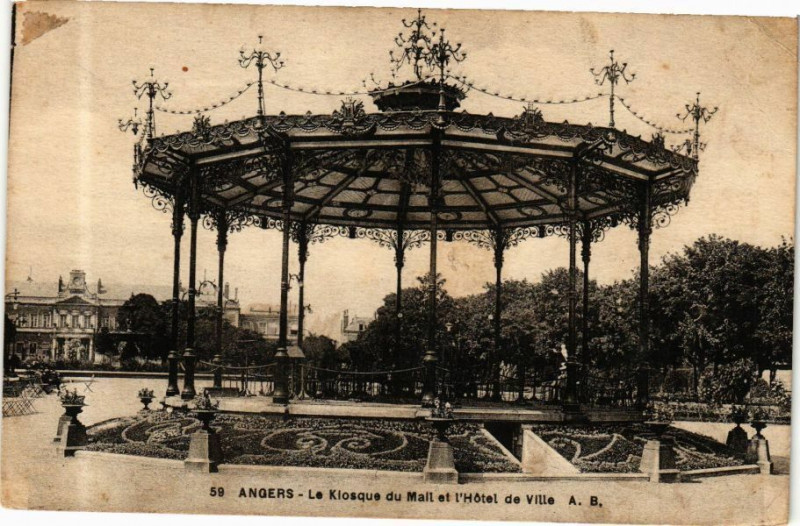 Carte postale ancienne Angers - Le Kiosque du Mail et l'Hotel de Ville à Angers