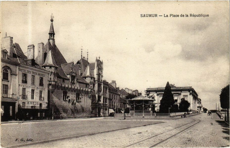 Carte postale ancienne Saumur - La Place de la Republique à Saumur