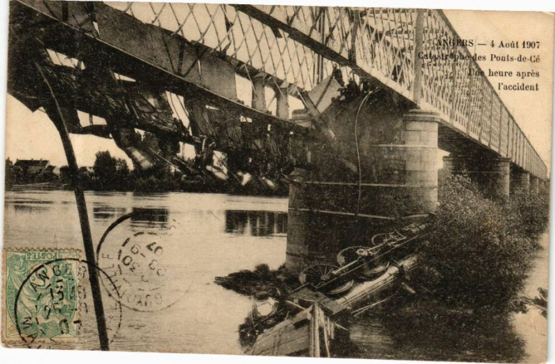 Carte postale ancienne Angers - Catastrophe des Ponts-de-Ce à Angers
