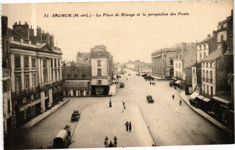 Carte postale ancienne Saumur - La Place de Bilange et la pespective des Ponts à Saumur