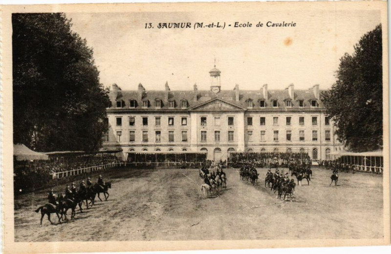 Carte postale ancienne Saumur - Ecole de Cavalerie à Saumur