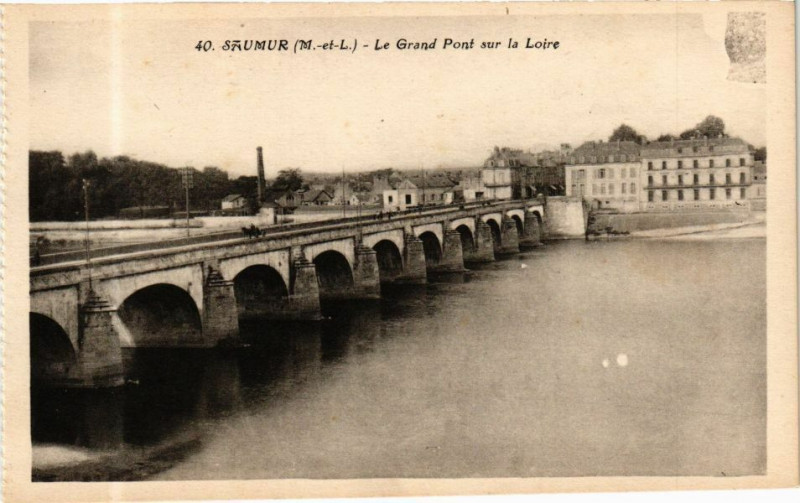Carte postale ancienne Saumur - Le Grand Pont sur la Loire à Saumur