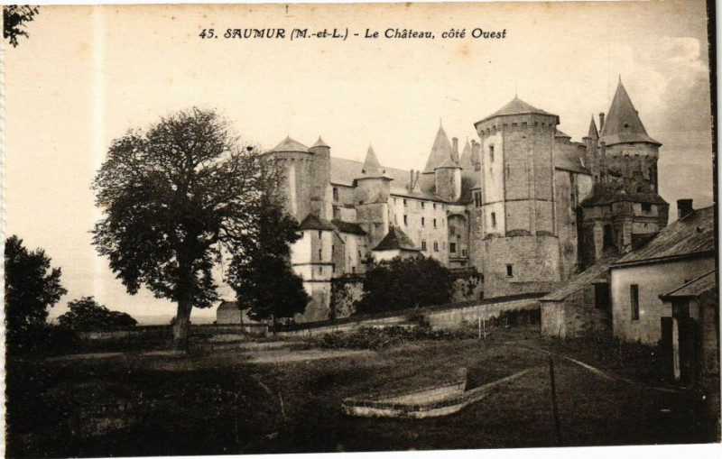 Carte postale ancienne Saumur - Le Chateau cote Ouest à Saumur