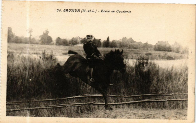 Carte postale ancienne Saumur - Ecole de Cavalerie à Saumur
