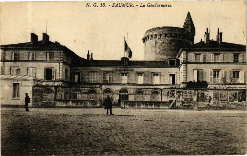 Carte postale ancienne Saumur - La Gendarmerie à Saumur