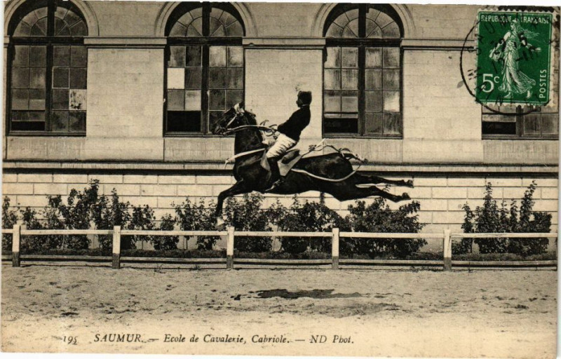 Carte postale ancienne Saumur - Ecole de Cavalerie Cabriole à Saumur