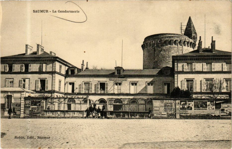 Carte postale ancienne Saumur - La Gendarmerie à Saumur
