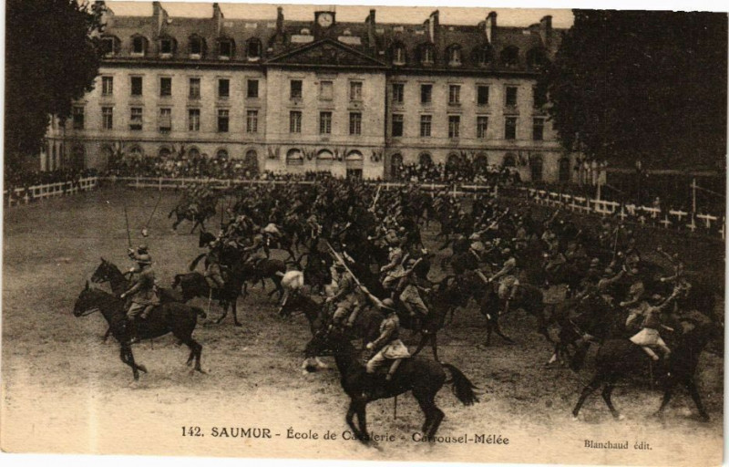 Carte postale ancienne Saumur - Ecole de Cavalerie - Carrousel-Melée à Saumur