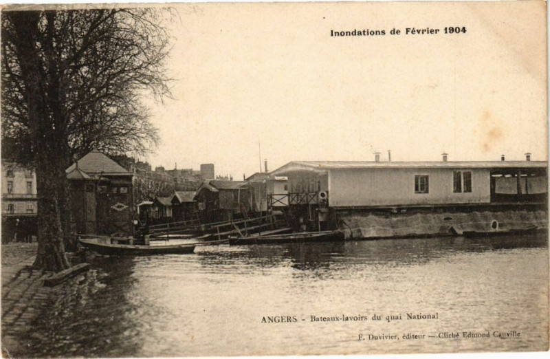 Carte postale ancienne Angers - Bateaux-lavoirs du quai National à Angers