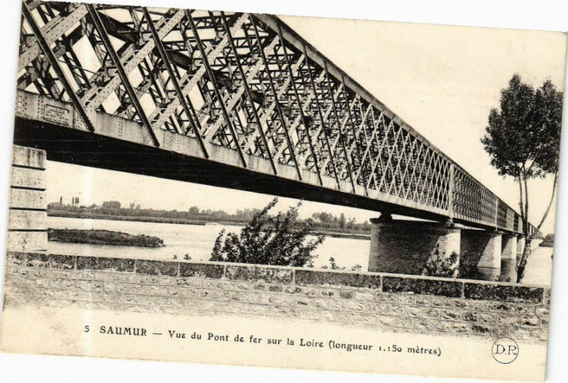 Carte postale ancienne Saumur - Vue du Pont de fer sur la Loire à Saumur