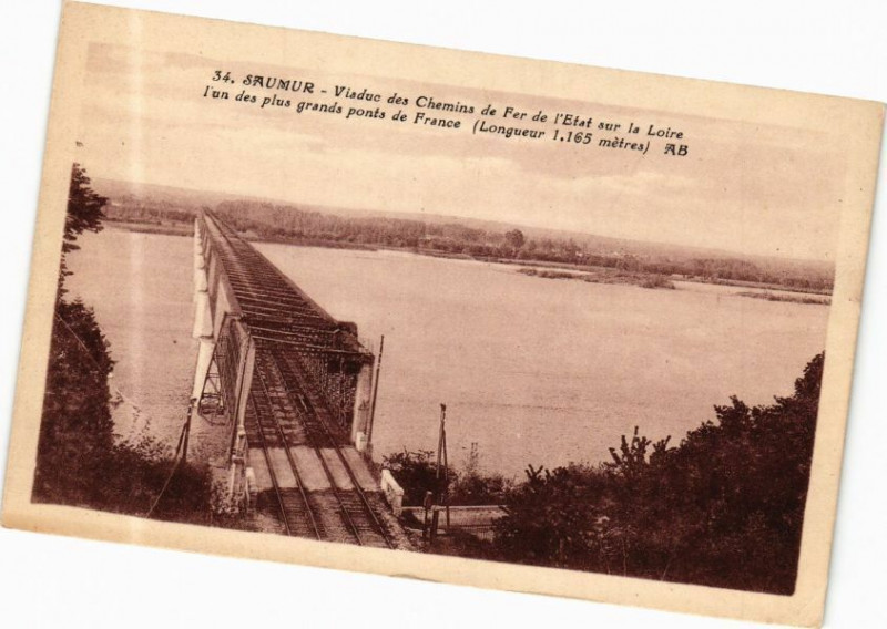 Carte postale ancienne Saumur - Viaduc des Chemins de Fer de l'Etat sur la Loire à Saumur