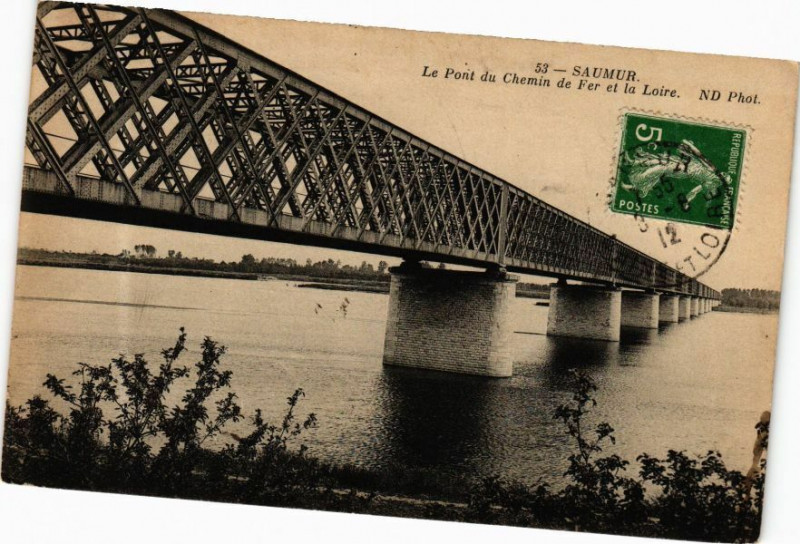 Carte postale ancienne Saumur - Le Pont des Chemins de Fer et la Loire à Saumur