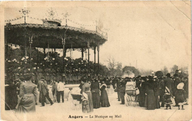 Carte postale ancienne Angers - La Musique au Mail à Angers