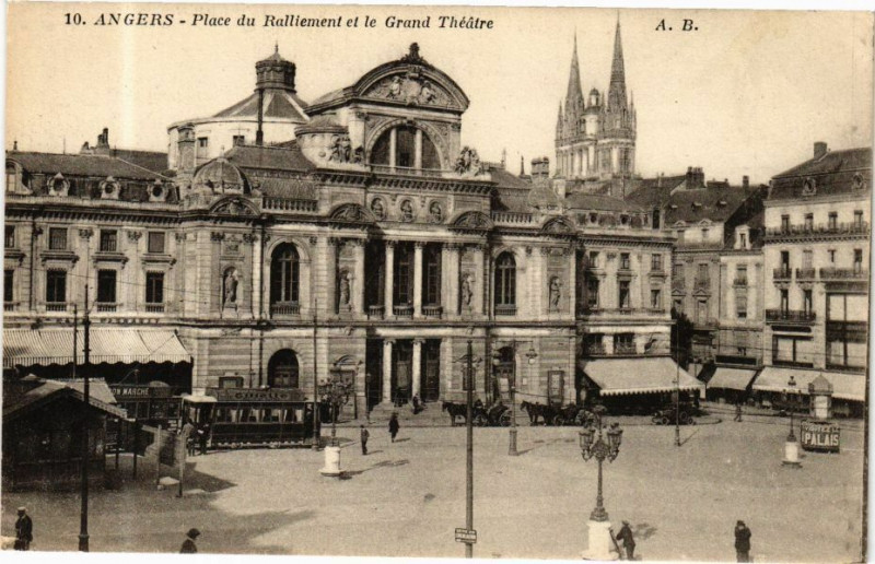 Carte postale ancienne Angers - Place du Ralliement et le Grand Théatre à Angers