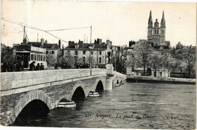 Carte postale ancienne Angers - Le pont du Centre à Angers