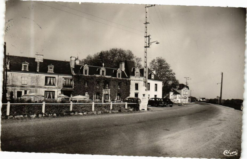 Carte postale ancienne Les-Rosiers-sur-Loire - Les Ducs d'Anjou et la route de Saumur à Saumur