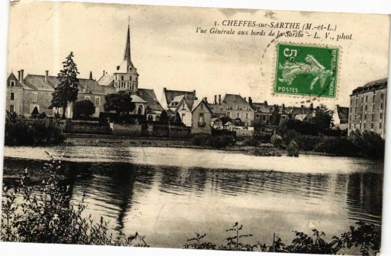 Carte postale ancienne Cheffes-sur-Sarthe - Vue générale aux bords de la Sarthe à Cheffes