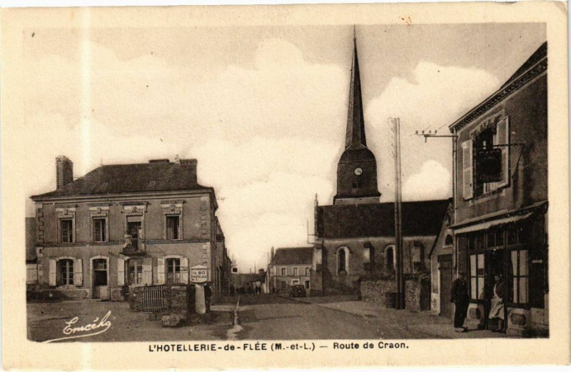 Carte postale ancienne L'Hotellerie-de-Flée - Route de Craon