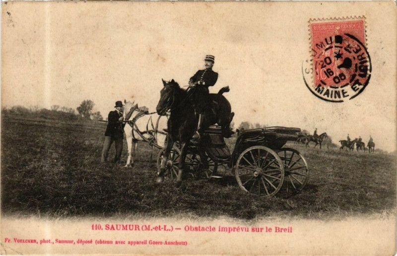 Carte postale ancienne Saumur - Obstacle imprevu sur le Breil à Saumur