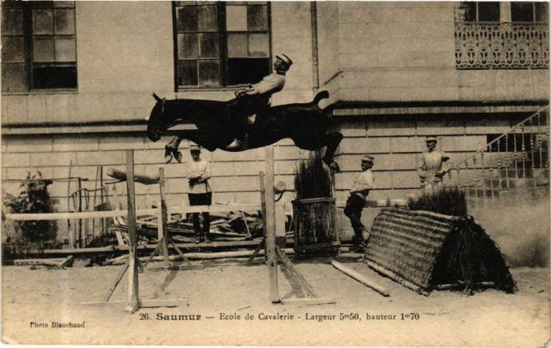 Carte postale ancienne Saumur - Ecole de Cavalerie à Saumur