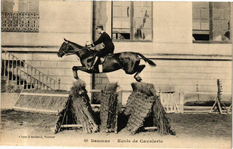 Carte postale ancienne Saumur - Ecole de Cavalerie à Saumur