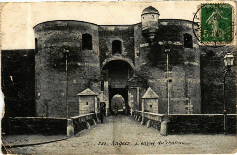 Carte postale ancienne Ed. Aqua 252 Angers L'Entrée du Chateau à Angers