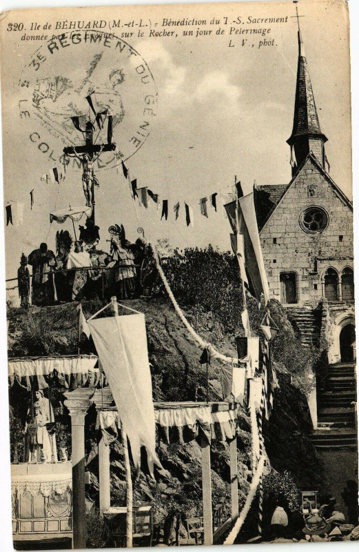 Carte postale ancienne Ile de Behuard-Benediction du T. S. Sacrement