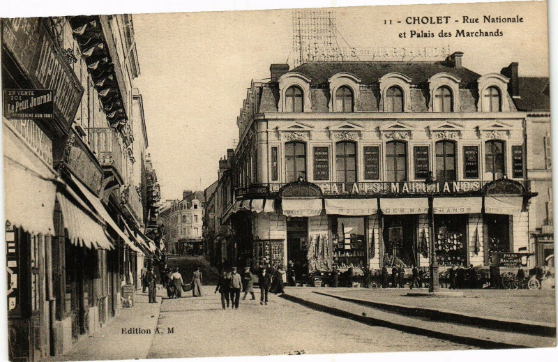 Carte postale ancienne Cholet-Rue Nationale et Palais des Marchands à Cholet