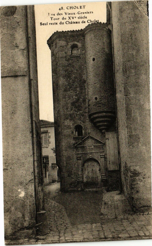 Carte postale ancienne Cholet-Rue des Vieux Greniers-Seul reste du Chateau de Cholet à Cholet