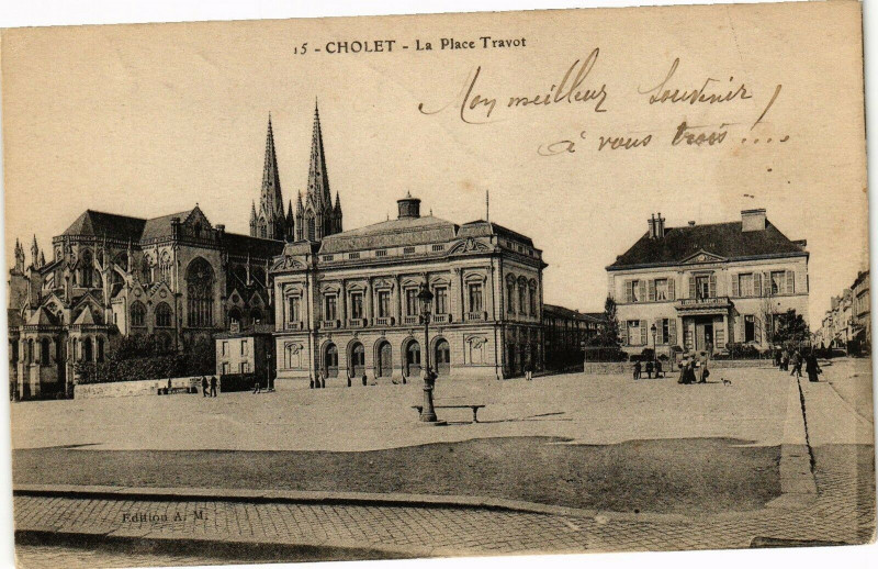 Carte postale ancienne Cholet-La Place Travot à Cholet