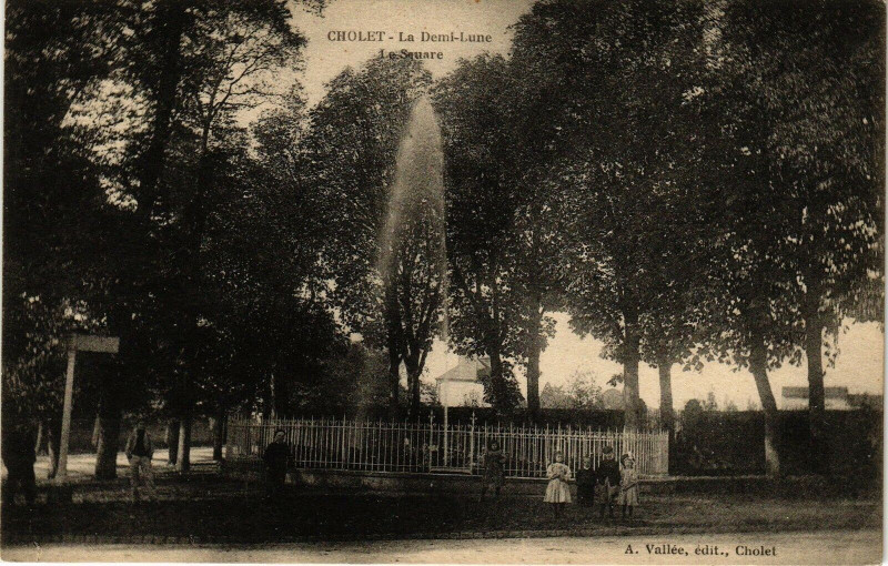 Carte postale ancienne Cholet-La Demi Lune-Le Square à Cholet