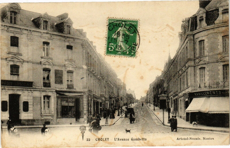 Carte postale ancienne Cholet-L'Avenue Gambetta à Cholet