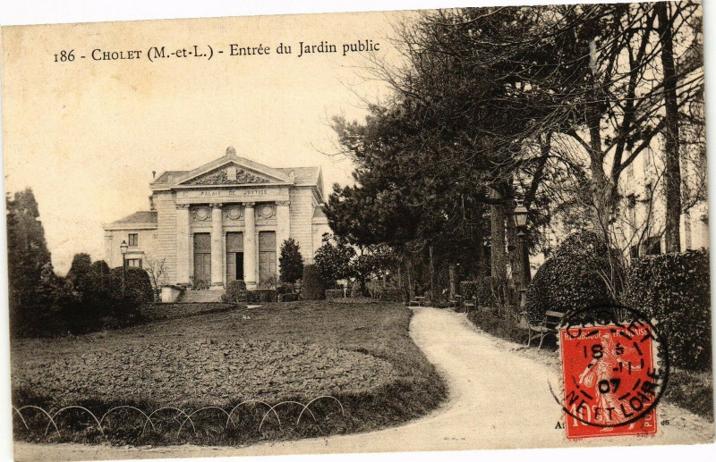 Carte postale ancienne Cholet-Entrée du Jardin public à Cholet
