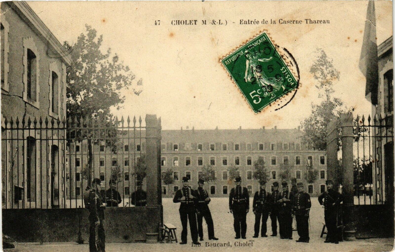 Carte postale ancienne Cholet-Entrée de la Caserne Thareau à Cholet