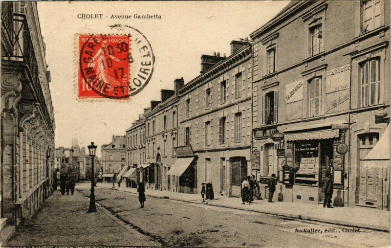 Carte postale ancienne Cholet-Avenue Gambetta à Cholet