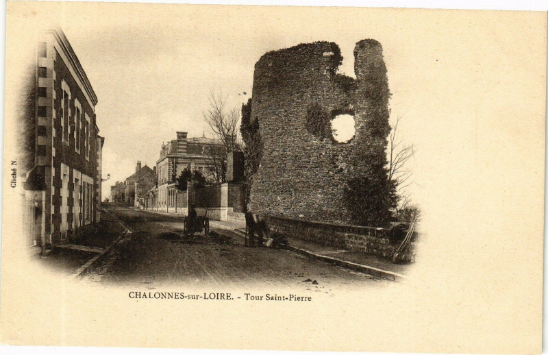 Carte postale ancienne Chalonnes-sur-Loire-Tour Saint-Pierre à Loiré