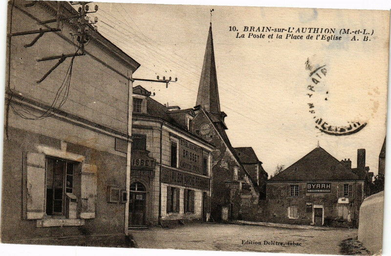 Carte postale ancienne Brain sur l'Authion-La Poste et la Place de l'Eglise