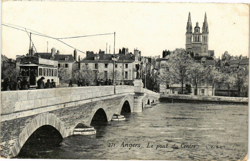 Carte postale ancienne Angers-Le Pont du Centre à Angers
