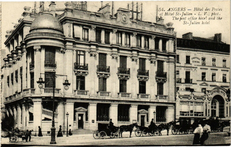 Carte postale ancienne Angers - Hotel des Postes et Hotel Saint-Julien à Angers