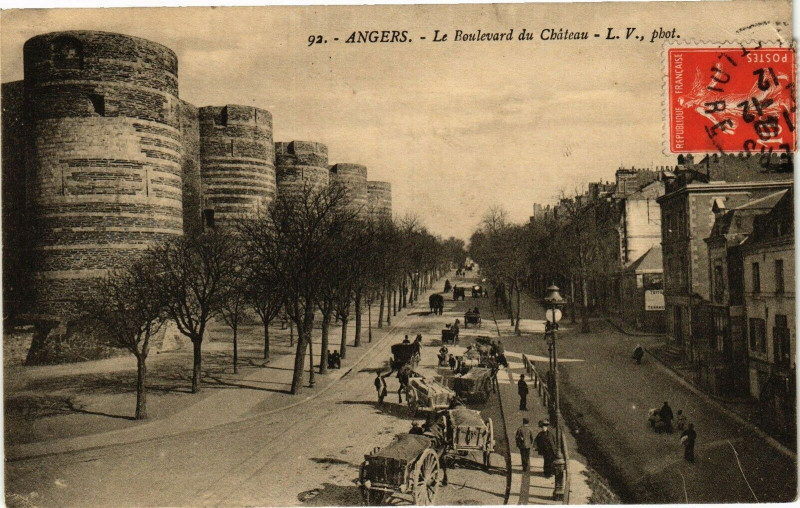 Carte postale ancienne Angers - Le Boulevard du Chateau à Angers