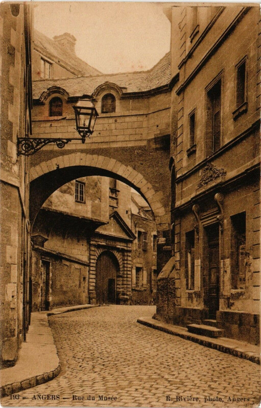 Carte postale ancienne Angers - Rue du Musée à Angers
