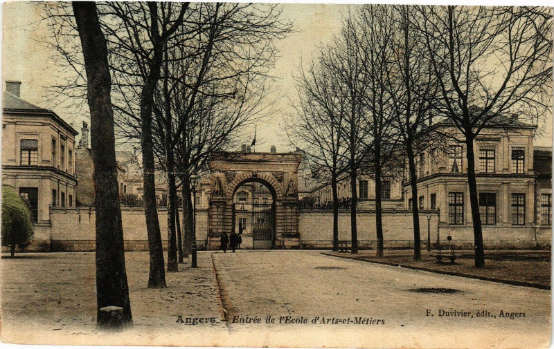 Carte postale ancienne Angers - Entrée de l'Ecole d'Arts-et-Metiers à Angers