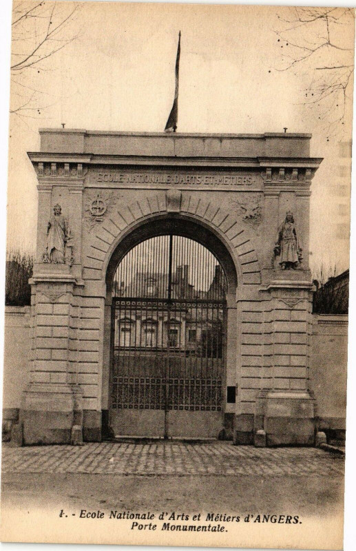 Carte postale ancienne Ecole Nationale d'Arts et Metiers d'Angers - Porte Monumentale à Angers