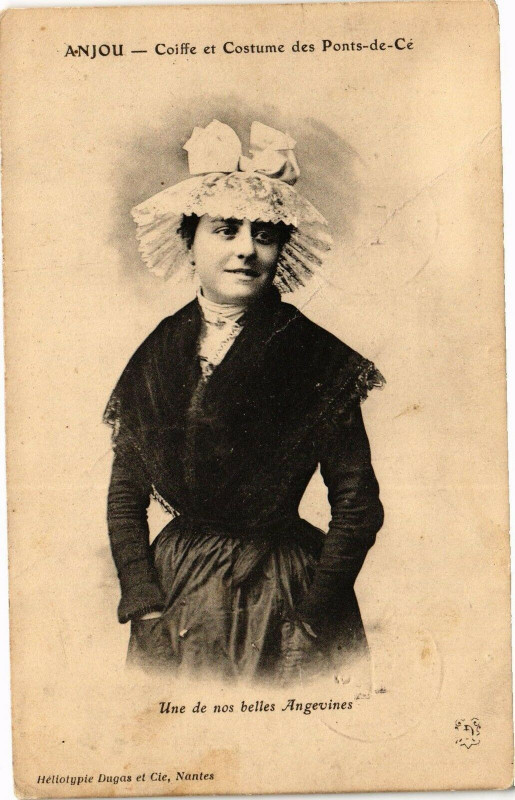 Carte postale ancienne Anjou-Coiffe Costume des Ponts-de-Ce-Une de nos belles Angevines