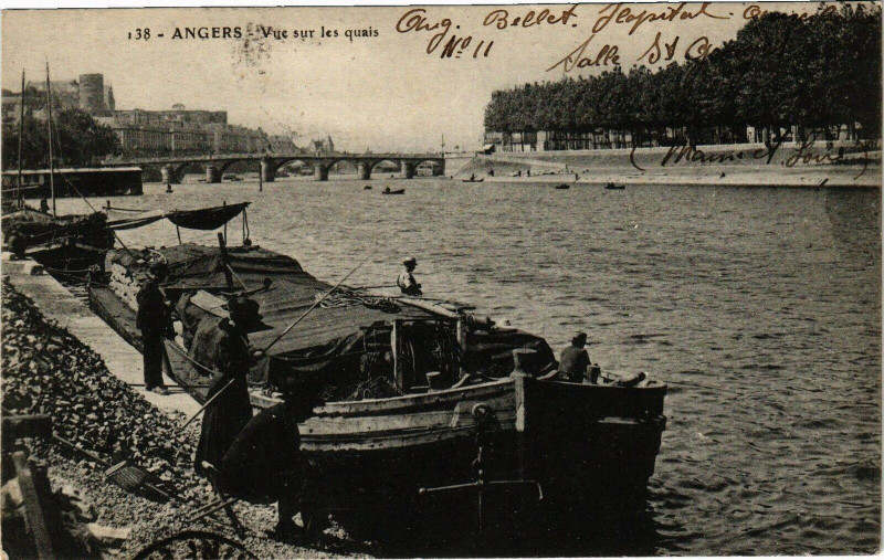 Carte postale ancienne Angers-Vue sur les quais à Angers