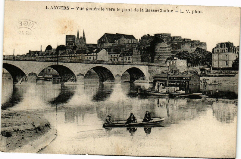 Carte postale ancienne Angers-Vue générale Vers le pont de la Basse Chaine à Angers