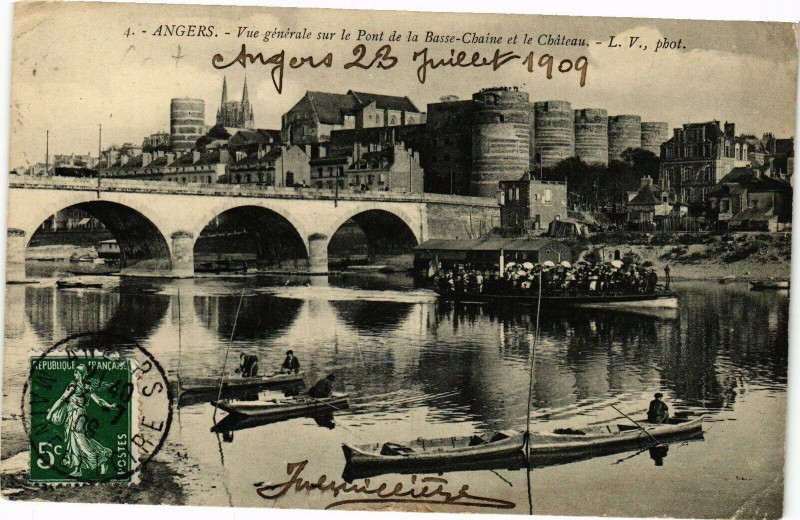 Carte postale ancienne Angers-Vue générale sur le Pont de la Basse Chaine et le Chateau à Angers