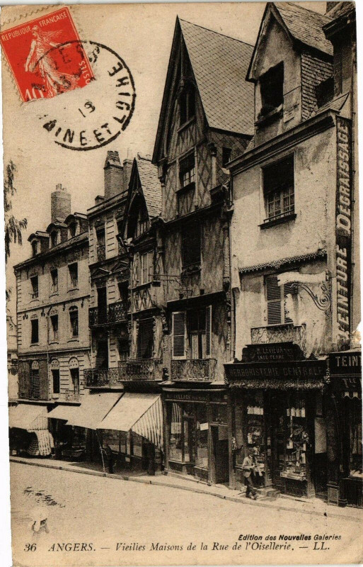 Carte postale ancienne Angers-VIEILles Maisons de la Rue de l'Oisellerie à Angers